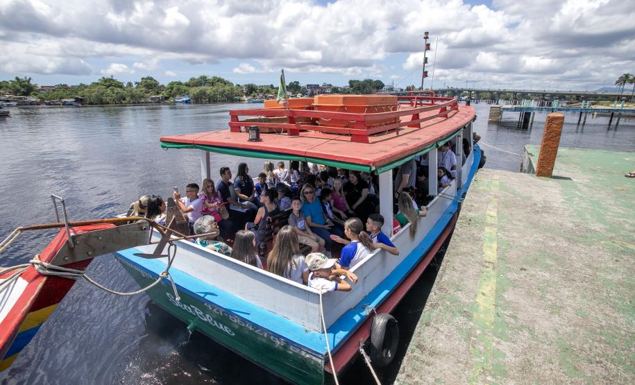 Vencedores do concurso Porto Escola 2024 passeiam de barco pela Baía de Paranaguá