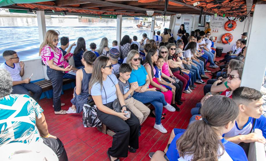 Vencedores do concurso Porto Escola 2024 passeiam de barco pela Baía de Paranaguá