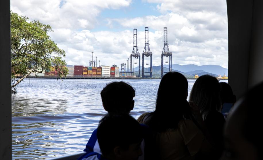 Vencedores do concurso Porto Escola 2024 passeiam de barco pela Baía de Paranaguá