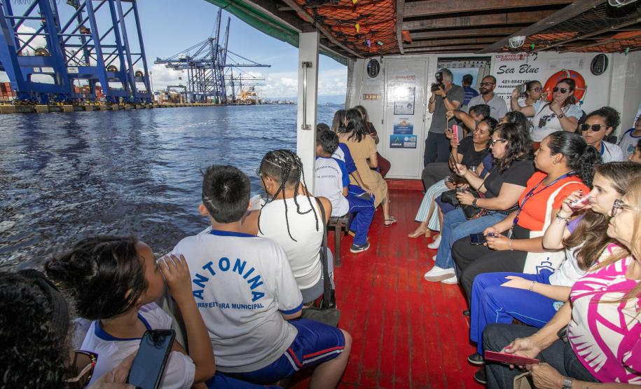 Vencedores do concurso Porto Escola 2024 passeiam de barco pela Baía de Paranaguá