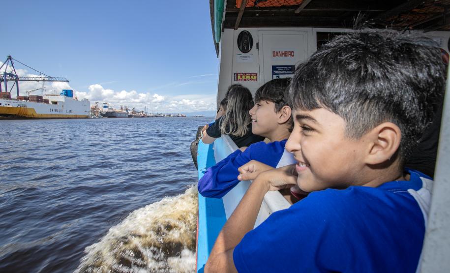 Vencedores do concurso Porto Escola 2024 passeiam de barco pela Baía de Paranaguá