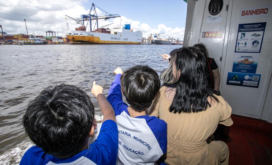 Vencedores do concurso Porto Escola 2024 passeiam de barco pela Baía de Paranaguá
