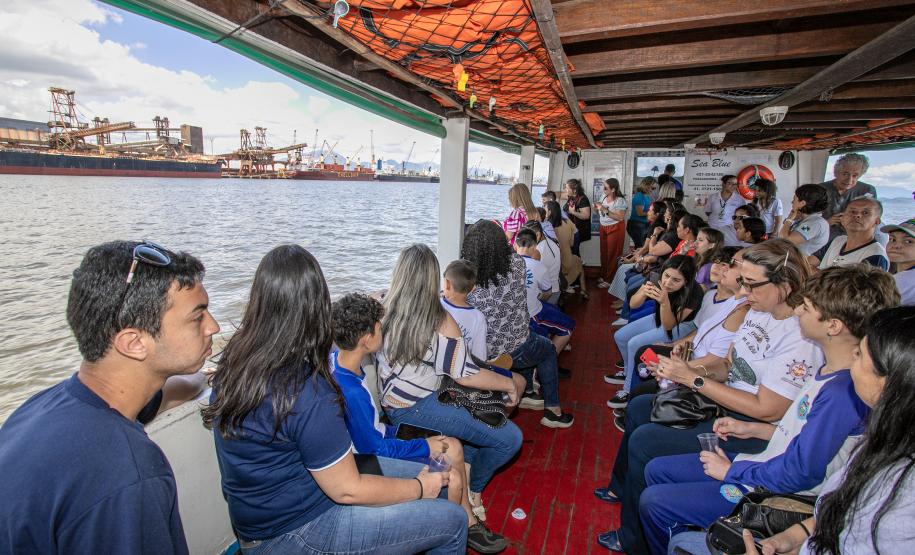 Vencedores do concurso Porto Escola 2024 passeiam de barco pela Baía de Paranaguá