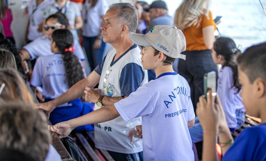 Vencedores do concurso Porto Escola 2024 passeiam de barco pela Baía de Paranaguá