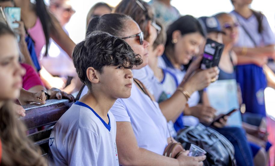 Vencedores do concurso Porto Escola 2024 passeiam de barco pela Baía de Paranaguá