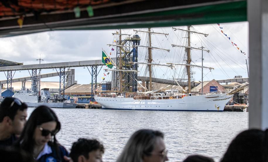 Vencedores do concurso Porto Escola 2024 passeiam de barco pela Baía de Paranaguá