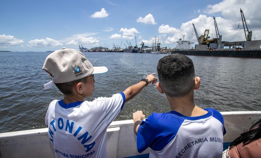Vencedores do concurso Porto Escola 2024 passeiam de barco pela Baía de Paranaguá