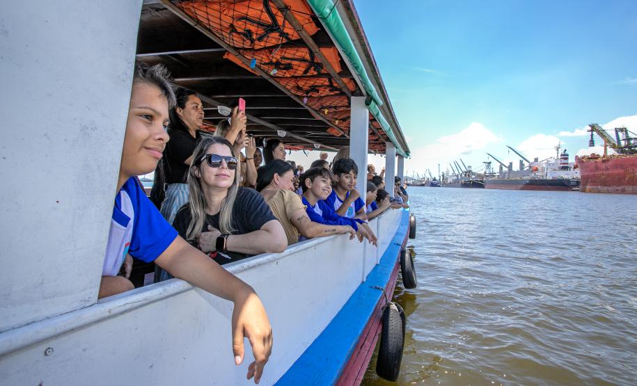 Vencedores do concurso Porto Escola 2024 passeiam de barco pela Baía de Paranaguá