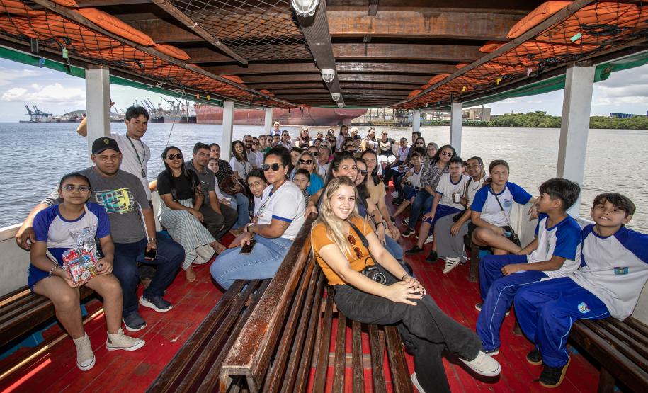 Vencedores do concurso Porto Escola 2024 passeiam de barco pela Baía de Paranaguá