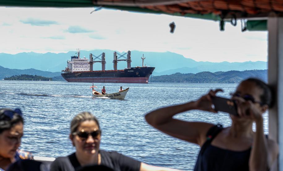 Vencedores do concurso Porto Escola 2024 passeiam de barco pela Baía de Paranaguá