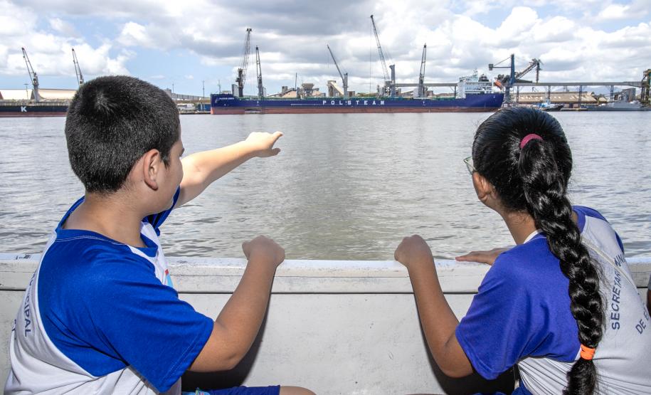 Vencedores do concurso Porto Escola 2024 passeiam de barco pela Baía de Paranaguá