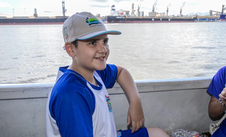 Vencedores do concurso Porto Escola 2024 passeiam de barco pela Baía de Paranaguá