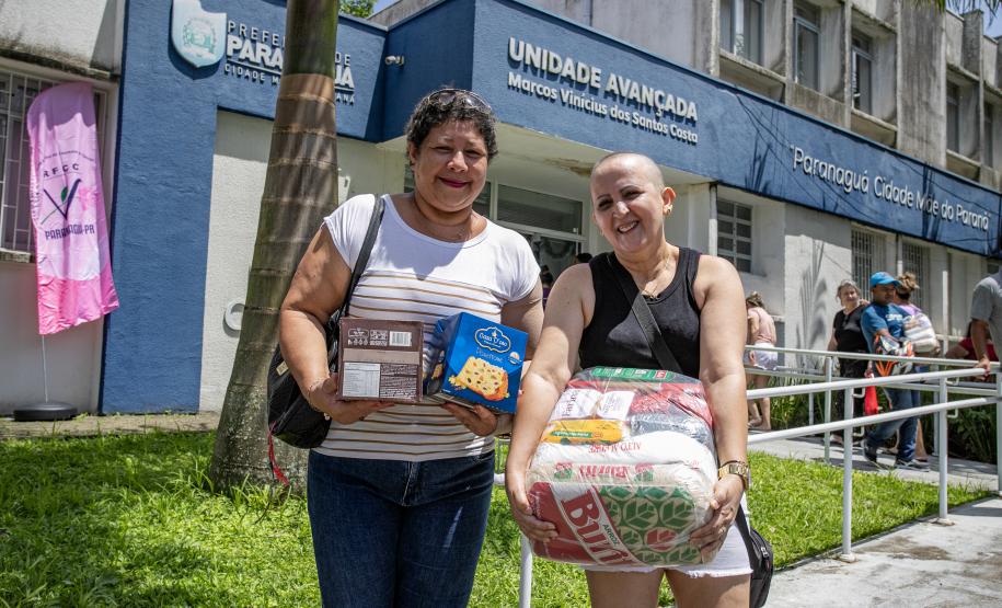 Pacientes da Unidade Erasto Gaertner recebem doações da Corrida do Porto