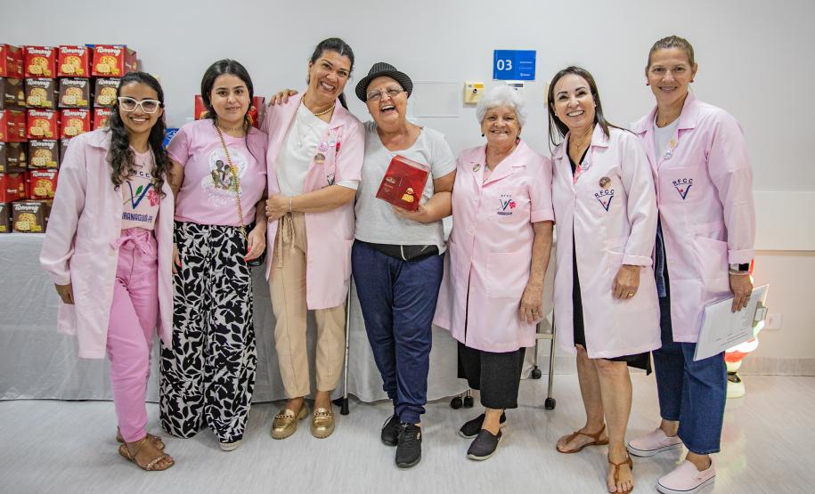 Pacientes da Unidade Erasto Gaertner recebem doações da Corrida do Porto