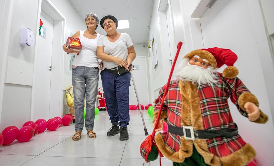 Pacientes da Unidade Erasto Gaertner recebem doações da Corrida do Porto