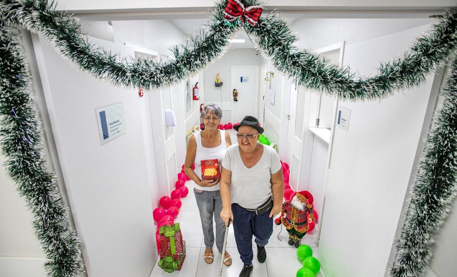 Pacientes da Unidade Erasto Gaertner recebem doações da Corrida do Porto