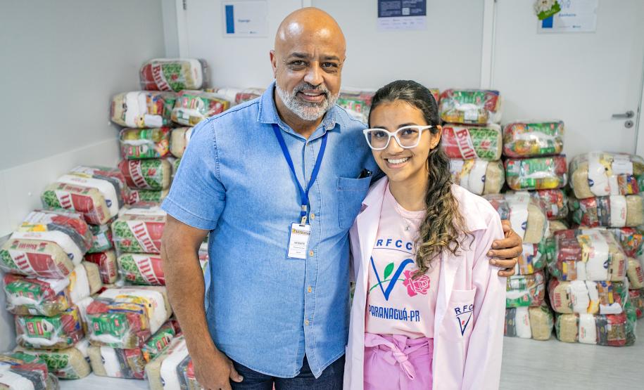 Pacientes da Unidade Erasto Gaertner recebem doações da Corrida do Porto
