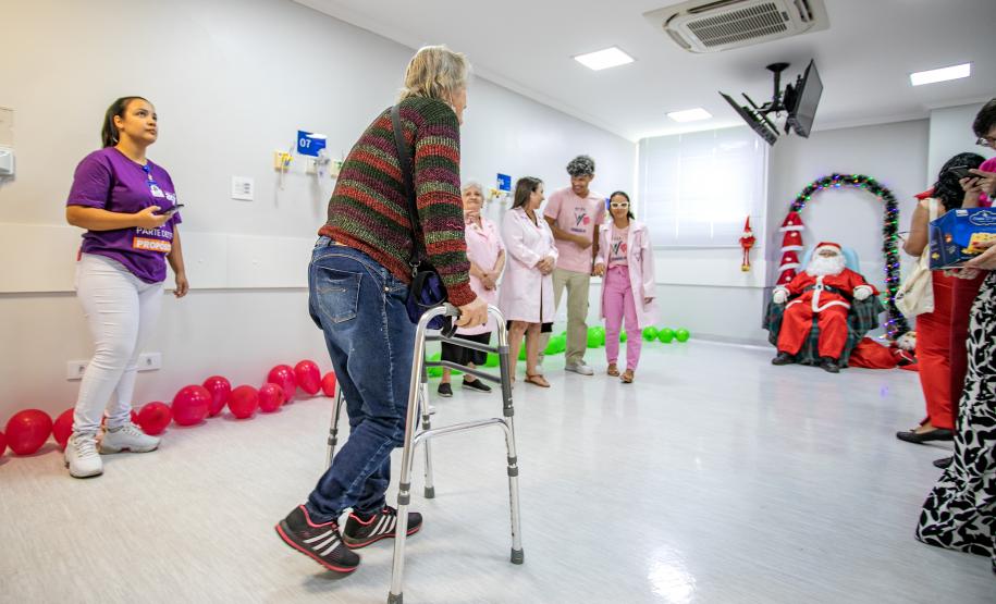 Pacientes da Unidade Erasto Gaertner recebem doações da Corrida do Porto