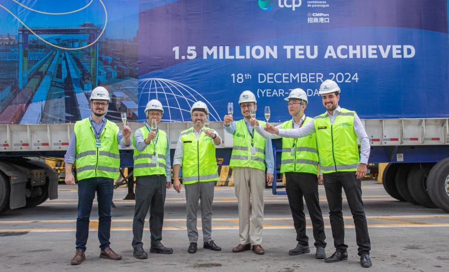 Porto de Paranaguá bate recorde histórico de movimentação de contêineres