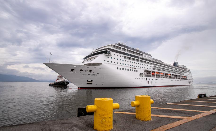 Com mais de 2 mil pessoas a bordo, MSC Armonia desembarca em Paranaguá