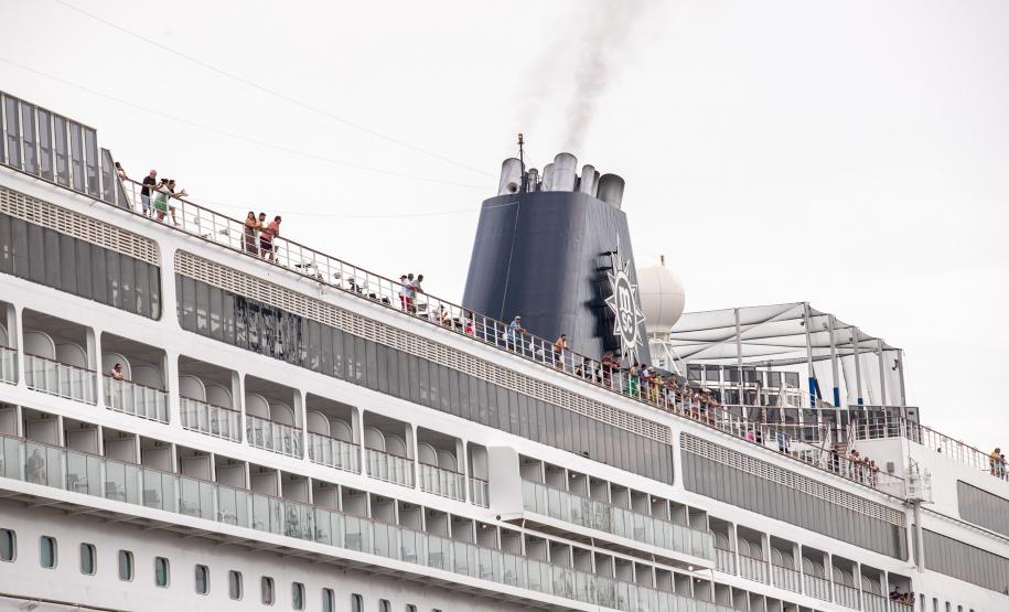 Com mais de 2 mil pessoas a bordo, MSC Armonia desembarca em Paranaguá
