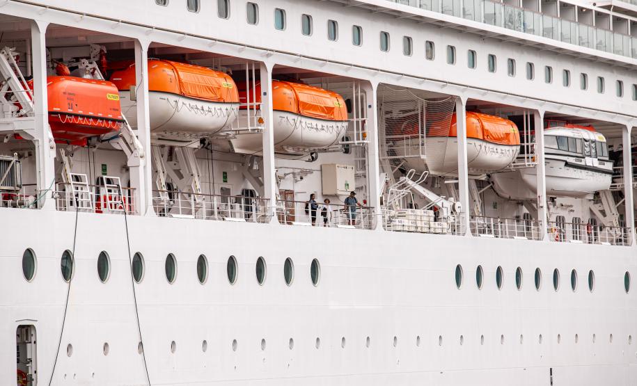 Com mais de 2 mil pessoas a bordo, MSC Armonia desembarca em Paranaguá