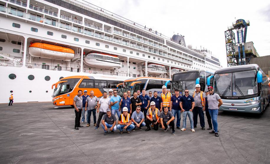 Com mais de 2 mil pessoas a bordo, MSC Armonia desembarca em Paranaguá