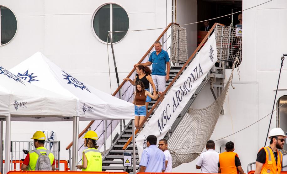 Com mais de 2 mil pessoas a bordo, MSC Armonia desembarca em Paranaguá