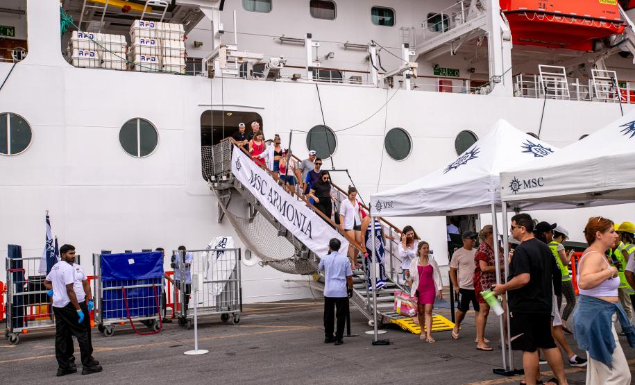 Com mais de 2 mil pessoas a bordo, MSC Armonia desembarca em Paranaguá