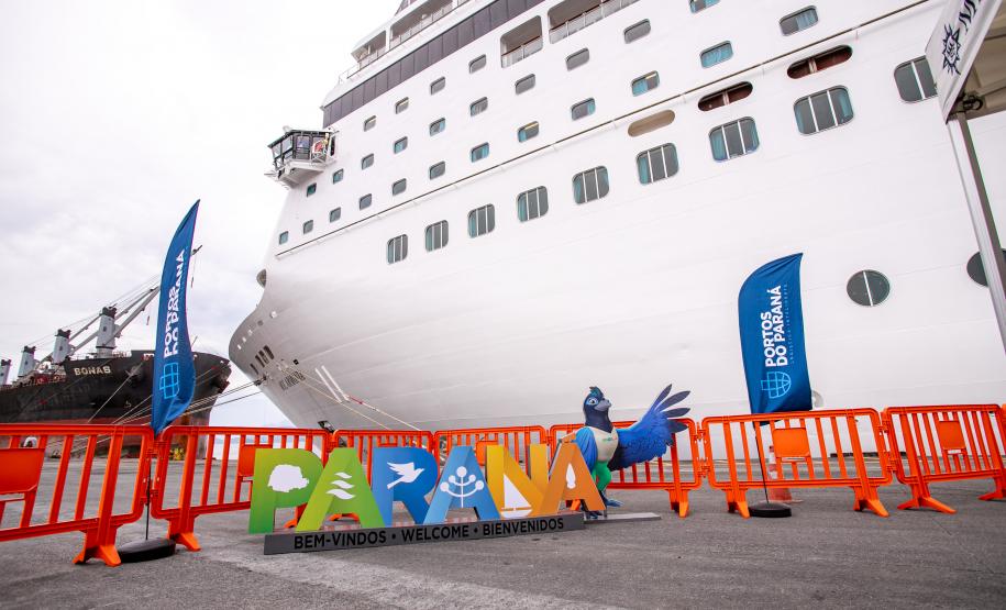 Com mais de 2 mil pessoas a bordo, MSC Armonia desembarca em Paranaguá