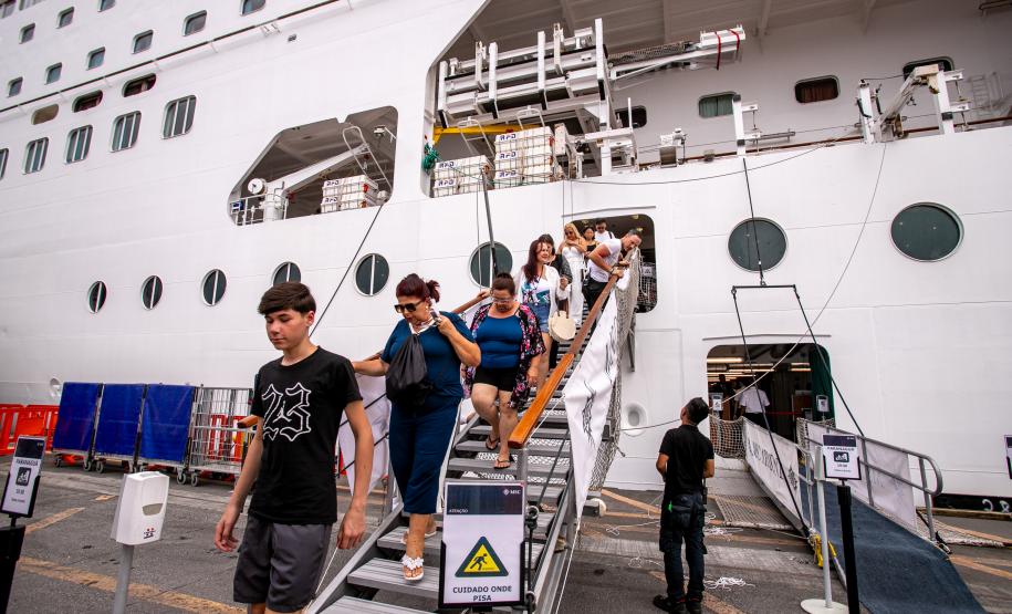 Com mais de 2 mil pessoas a bordo, MSC Armonia desembarca em Paranaguá