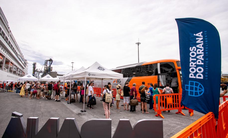 Com mais de 2 mil pessoas a bordo, MSC Armonia desembarca em Paranaguá