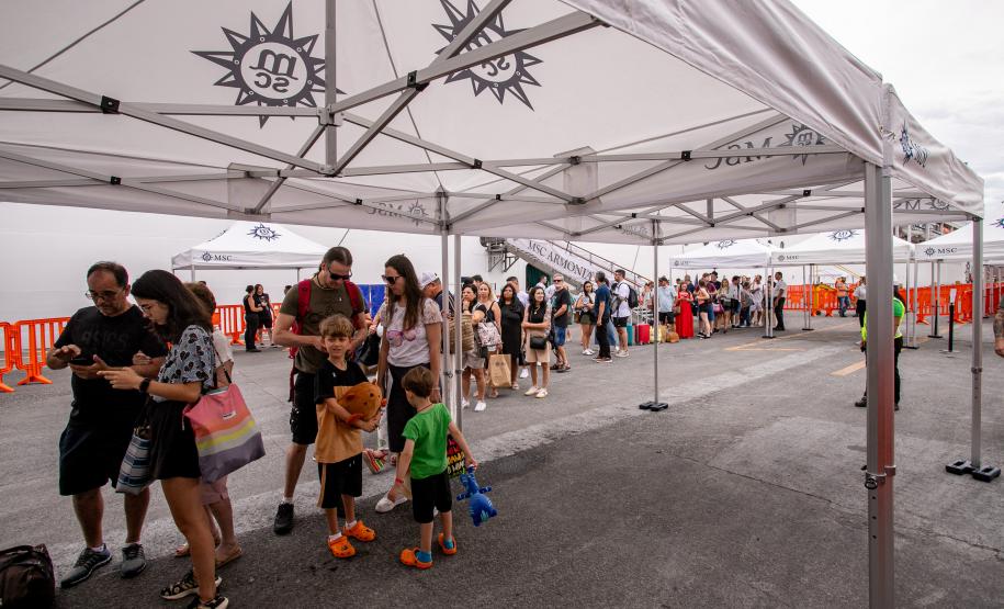 Com mais de 2 mil pessoas a bordo, MSC Armonia desembarca em Paranaguá