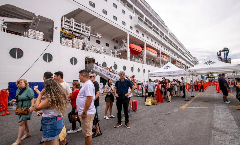 Com mais de 2 mil pessoas a bordo, MSC Armonia desembarca em Paranaguá