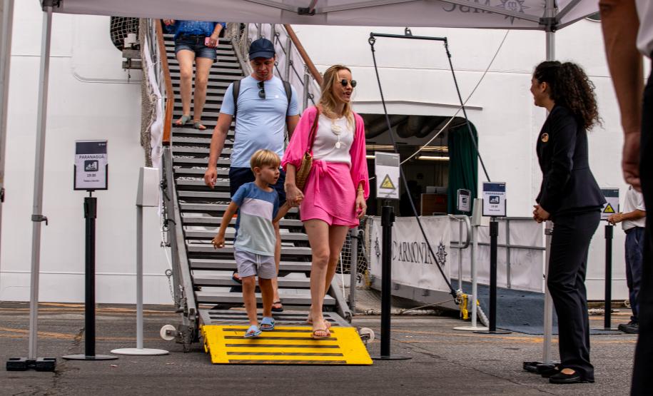 Com mais de 2 mil pessoas a bordo, MSC Armonia desembarca em Paranaguá