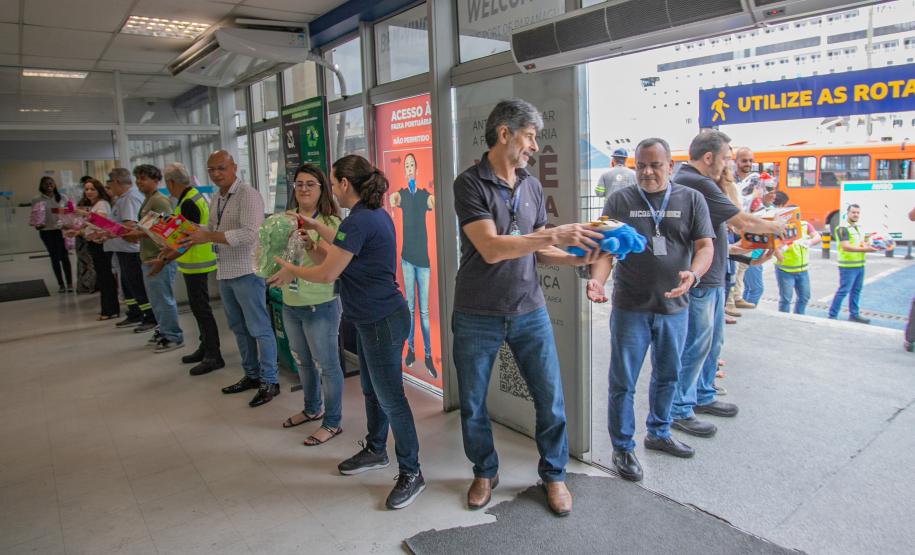 Natal Solidário da Portos do Paraná arrecada 1,2 mil brinquedos