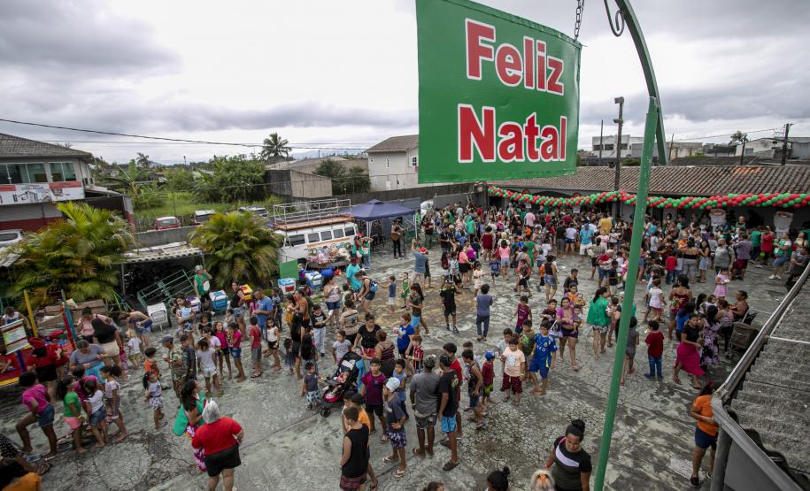 Famílias recebem doações do Natal Solidário da Portos do Paraná