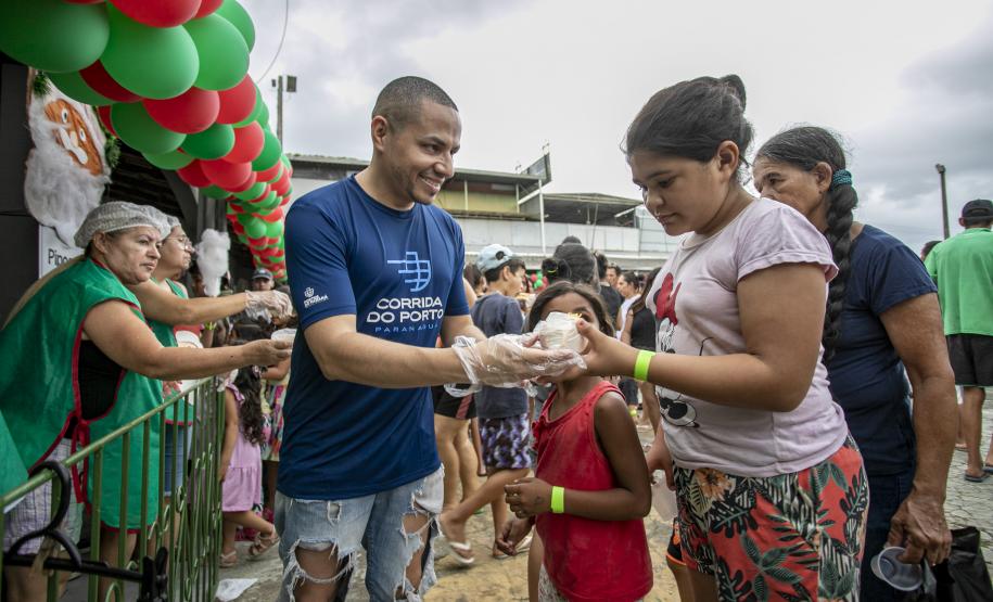 Famílias recebem doações do Natal Solidário da Portos do Paraná