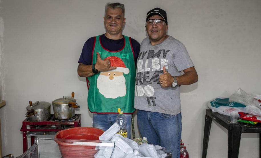 Famílias recebem doações do Natal Solidário da Portos do Paraná