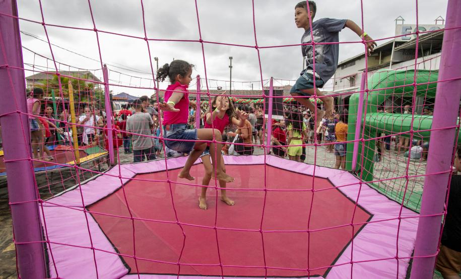 Famílias recebem doações do Natal Solidário da Portos do Paraná