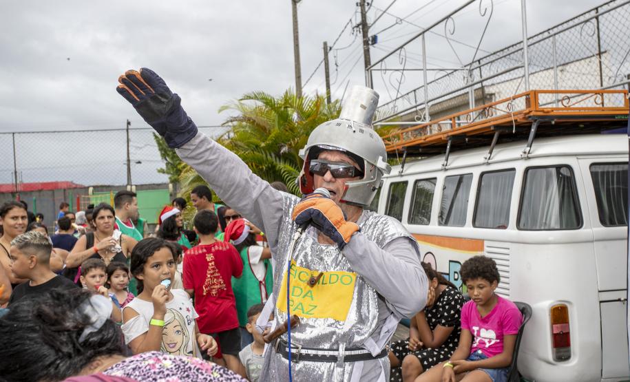 Famílias recebem doações do Natal Solidário da Portos do Paraná