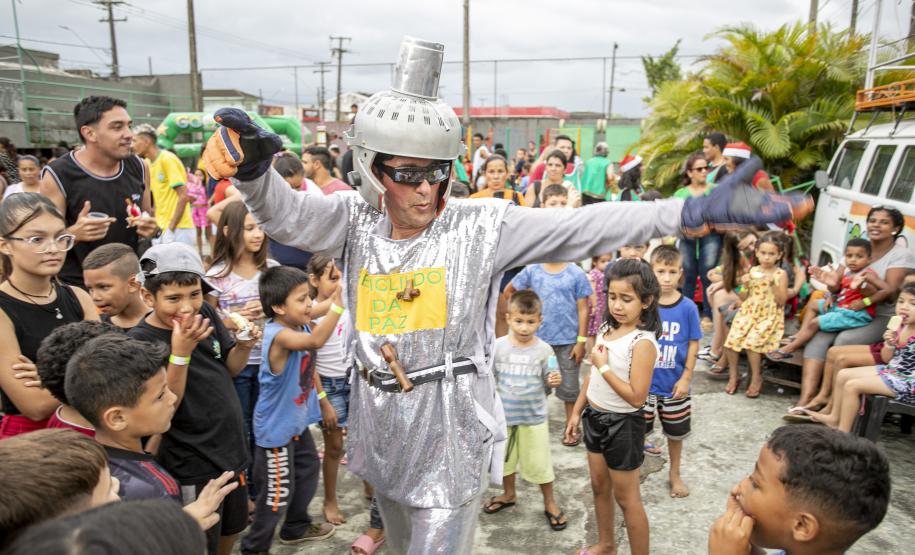 Famílias recebem doações do Natal Solidário da Portos do Paraná