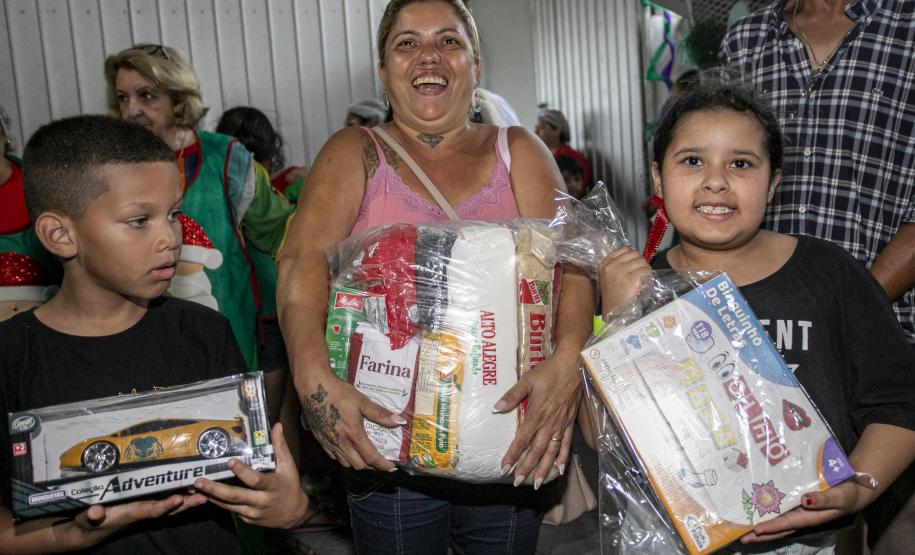 Famílias recebem doações do Natal Solidário da Portos do Paraná