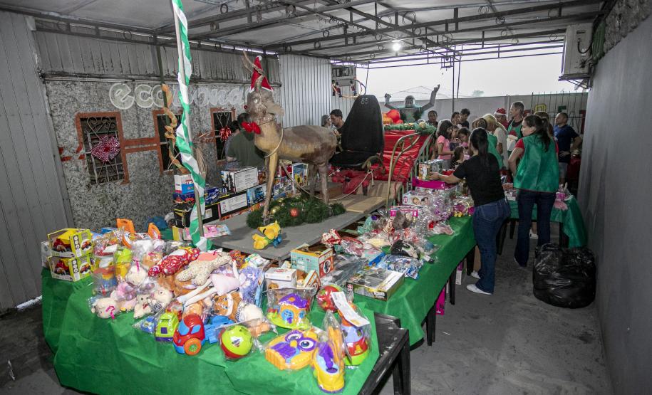 Famílias recebem doações do Natal Solidário da Portos do Paraná
