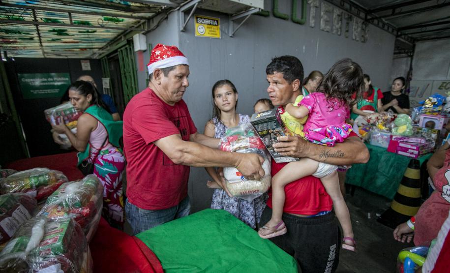 Famílias recebem doações do Natal Solidário da Portos do Paraná
