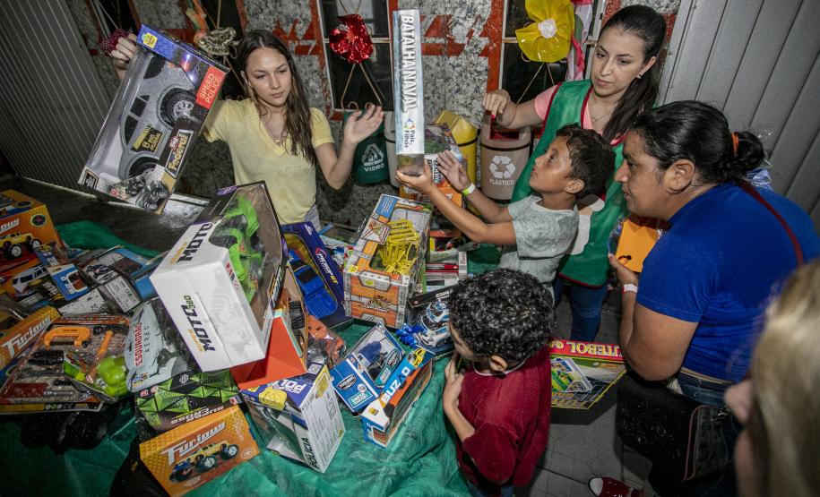 Famílias recebem doações do Natal Solidário da Portos do Paraná