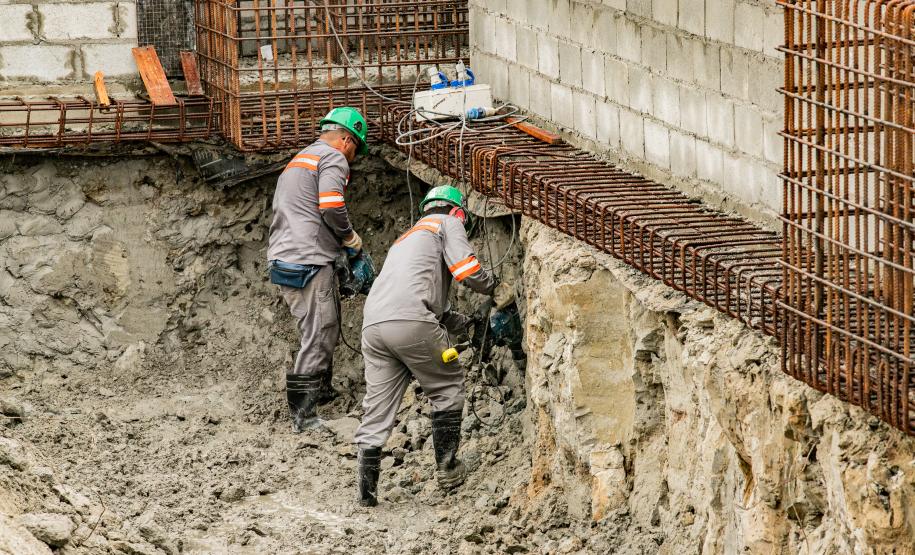 Começam as escavações do poço de recebimento de cargas do Moegão