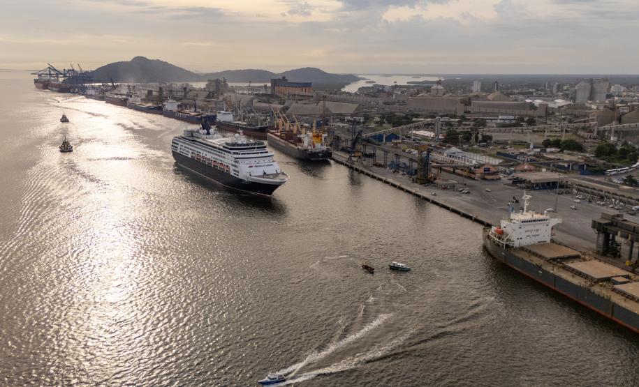 Navio de cruzeiro Vasco da Gama atraca no Porto de Paranaguá