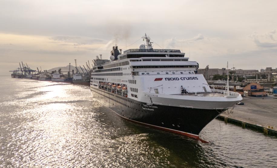 Navio de cruzeiro Vasco da Gama atraca no Porto de Paranaguá