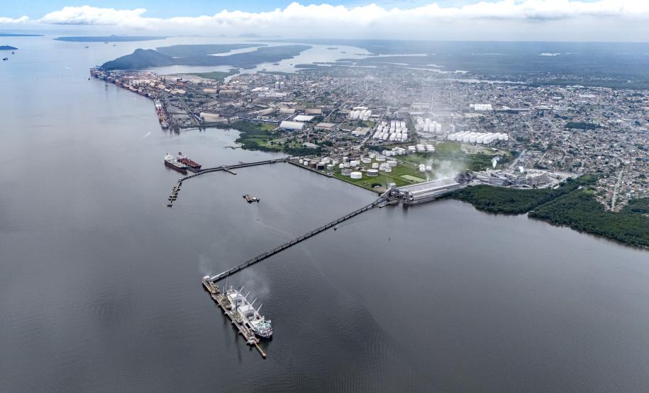 #praquemnaopodever a imagem aérea de drone mostra o Porto de Paranaguá visto a partir do píer de líquidos. Em destaque estão os navios de granéis liquidos, ao fundo está o Porto de Paranaguá visto de lado e do lado direito está a área portuária.